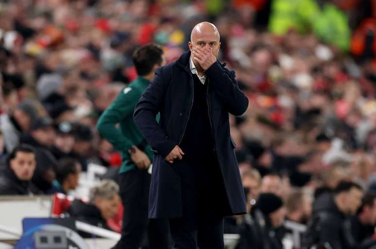 Arne Slot est&aacute; pressionado no cargo no Liverpool &ndash;