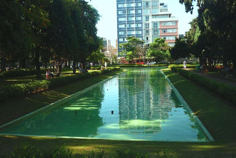 Por ser um local aberto, a Praça da Liberdade oferece opções para todos os gostos – enioprado/Wikimedia Commons