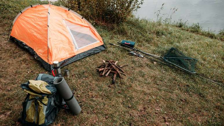 Condições climáticas, localização do camping e regras do local são questões importantes que podem influenciar diretamente no que será necessário carregar – depositphotos.com / SashaKhalabuzar