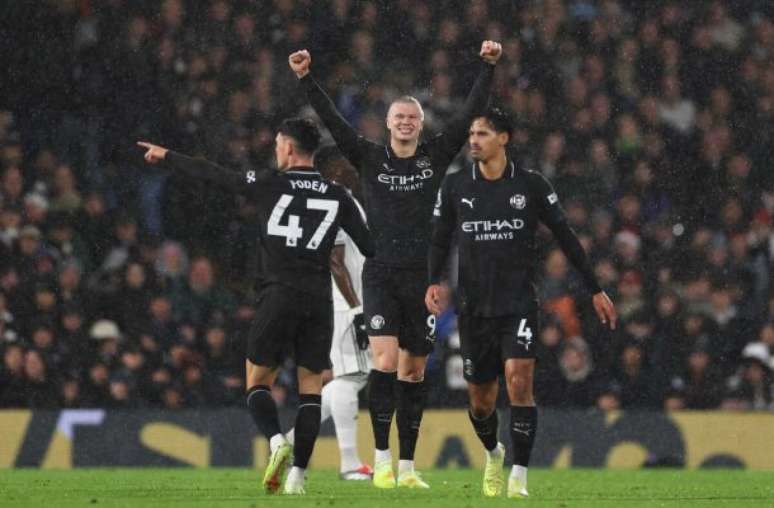 சிட்டியின் இரண்டாவது கோலை அடிக்க ரெய்ண்டர்ஸ் கோல்கீப்பர் லெனோவைத் தொட்டார்.