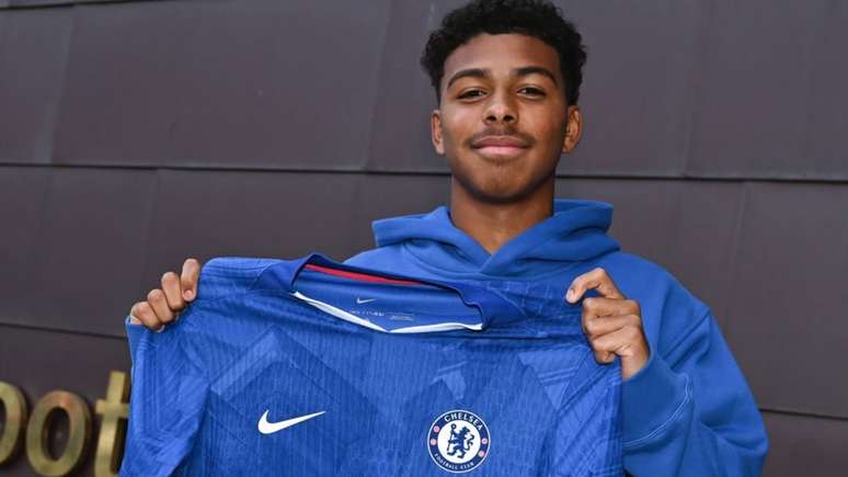 Isago Silva, son of Thiago Silva, holds a Chelsea shirt