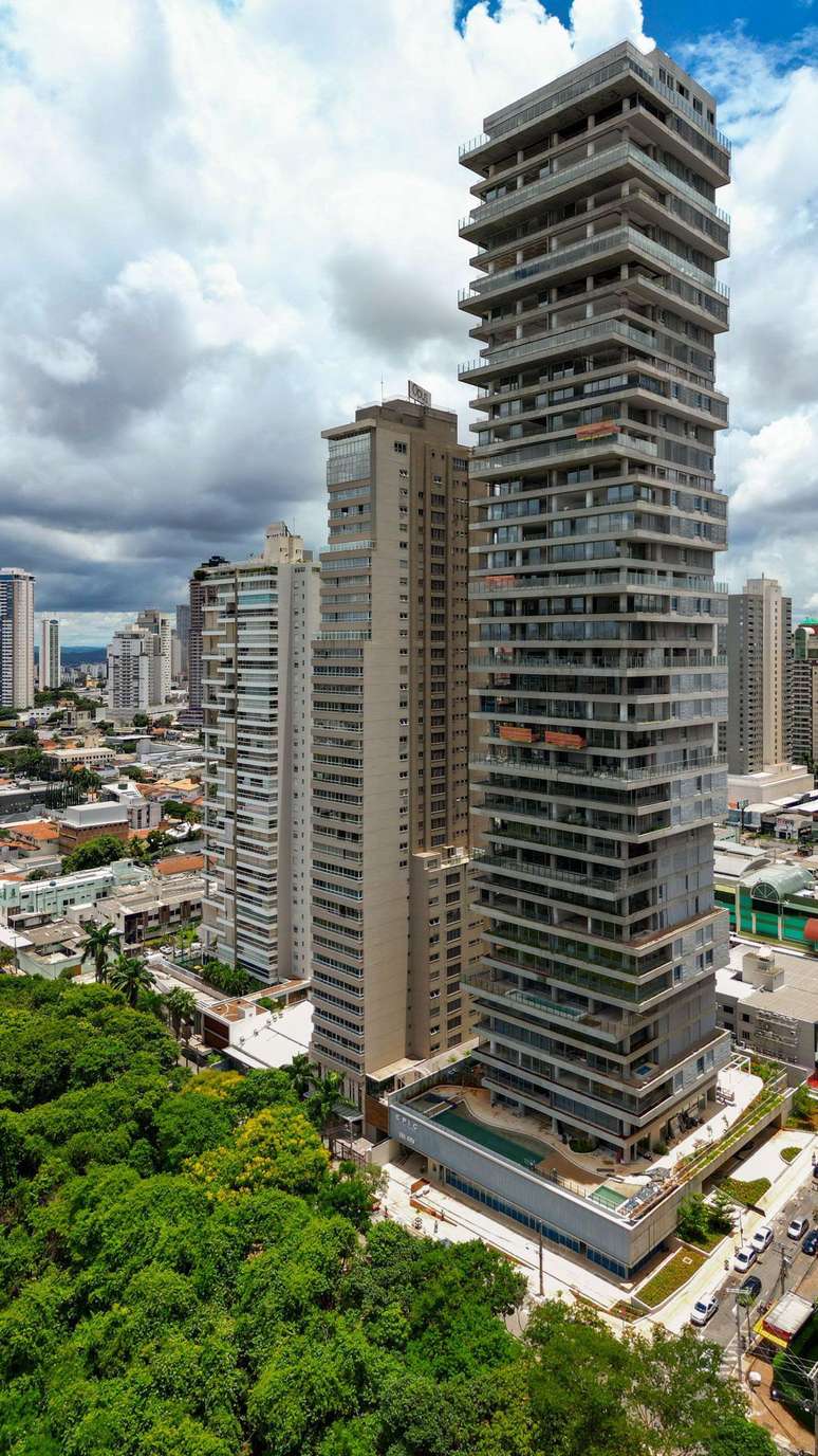 &Agrave; direita, o Epic City Home, um dos principais lan&ccedil;amentos recentes do mercado imobili&aacute;rio de luxo em Goi&acirc;nia