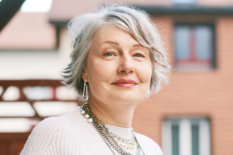 Os cabelos, assim como outras partes do corpo, também passam pelo processo de envelhecimento 