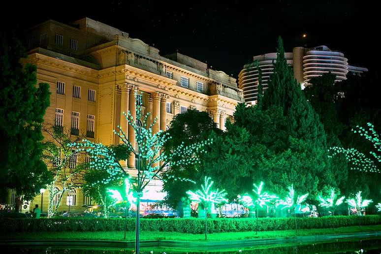 A primeira coisa que chama atenção em uma visita à Praça da Liberdade é o conjunto arquitetônico imponente, inspirado nos jardins franceses e cercado por palmeiras centenárias – Antonio Thomás Koenigkam Oliveira/Wikimedia Commons