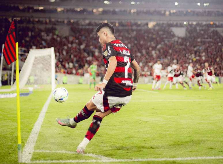 Luiz Arajo takes a corner kick in a match against Internacional –