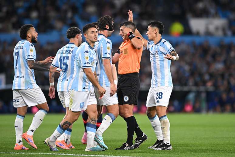 Santiago Sosa durante partida entre Racing e Tigre, na segunda-feira, 1º