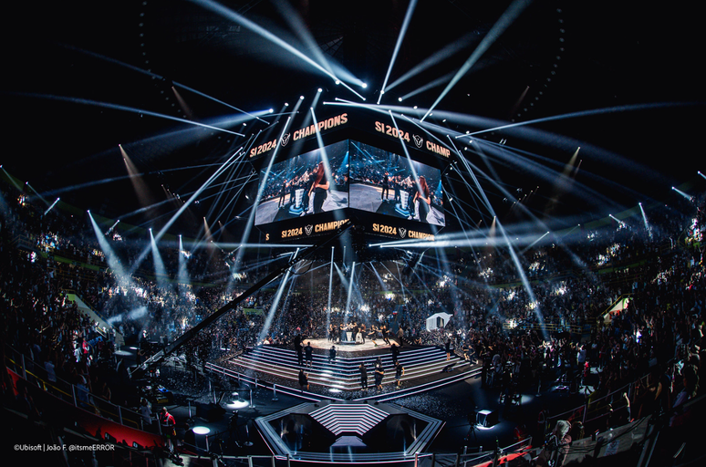 Palco do Six Invitational, realizado em fevereiro de 2024 no Gin&aacute;sio&nbsp;do&nbsp;Ibirapuera