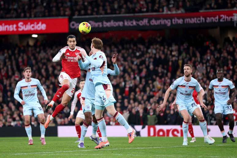 Merino marcou de cabe&ccedil;a para o Arsenal &ndash;