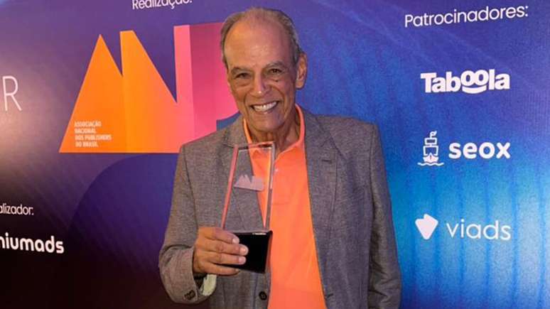 Além do prêmio de Melhor Site de Astrologia, João Bidu foi homenageado por sua trajetória na comunicação