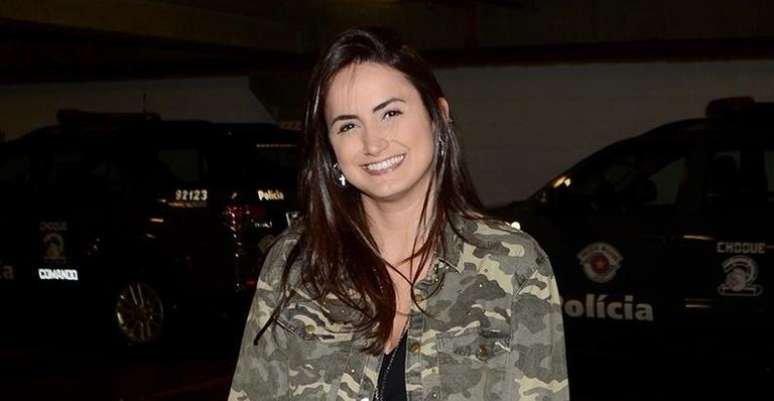 Mari Palma faz tatuagem em homenagem ao pai