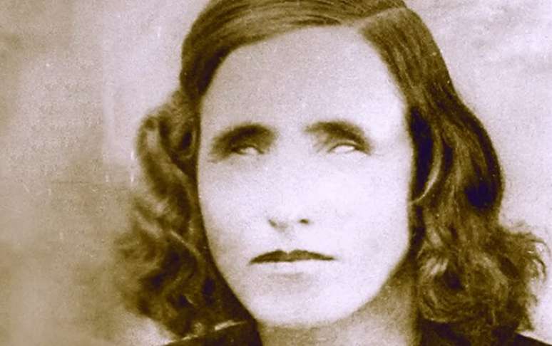 Baba Vanga, que morreu em 1996, foi perdendo a visão gradualmente e atribui sua vidência a um acidente que sofreu