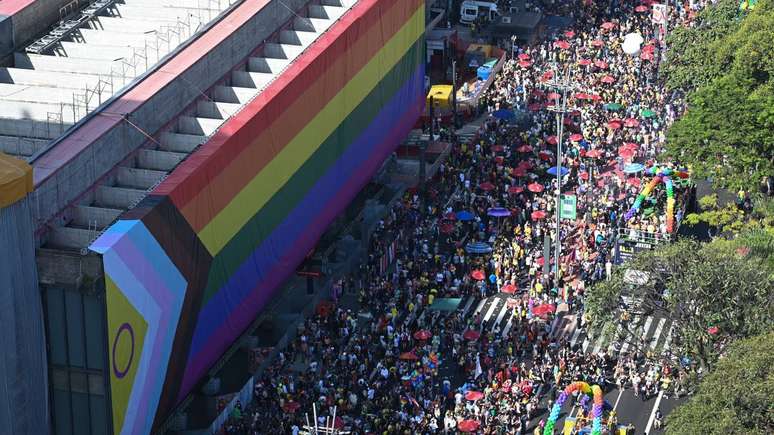 A cidade oferece desde botecos simples de bairro até rooftops sofisticados com vista panorâmica, passando por baladas de música eletrônica, bares de samba, casas de jazz, karaokês, bares de rock e festas voltadas para o público LGBTQIA+ – depositphotos.com / thenews2.com