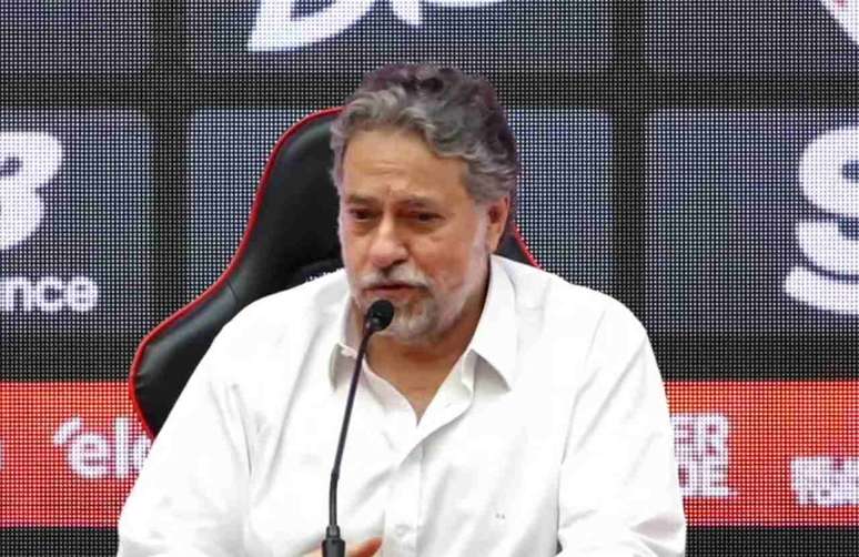 Torcida do S&atilde;o Paulo pede a sa&iacute;da do presidente J&uacute;lio Casares &ndash;