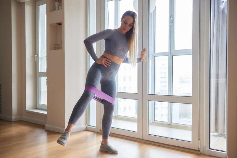 No exercício de abdução em pé com apoio, a perna não precisa subir muito 