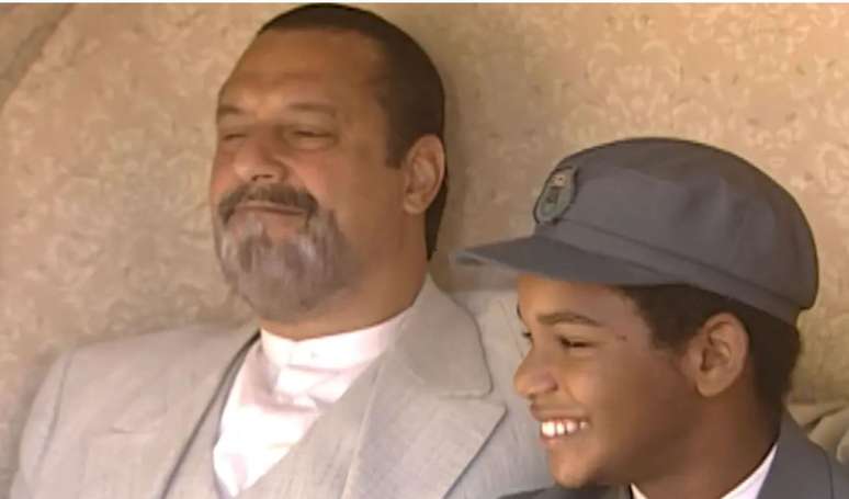 José Alceu (Guilherme Bernard) conta para Gumercindo (Antonio Fagundes) que é seu filho na novela Terra Nostra.