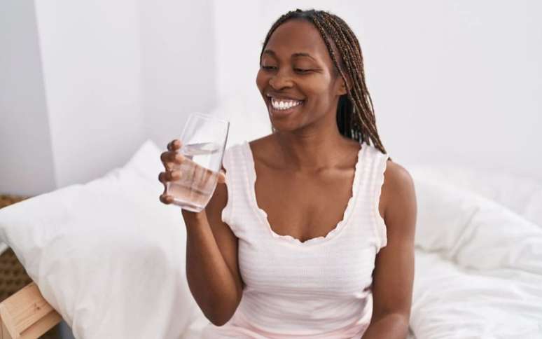 A quantidade certa de água pela manhã pode dar uma força surpreendente na sua busca por uma barriga mais sequinha. /