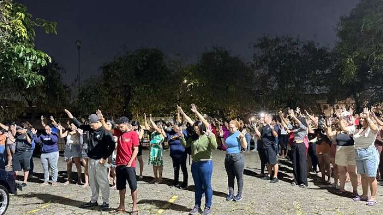 Familiares e amigos de Taynara fazem ora&ccedil;&atilde;o em frente ao hospital onde a jovem est&aacute; internada