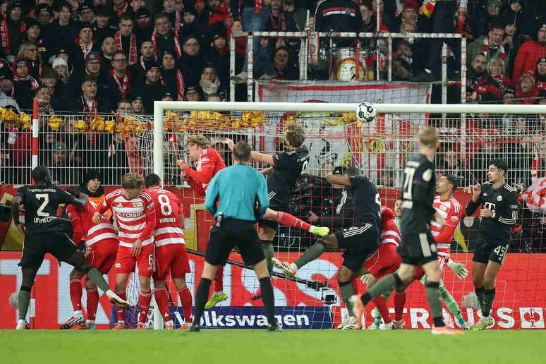 Harry Kane sobe para marcar o segundo gol do Bayern na partida –