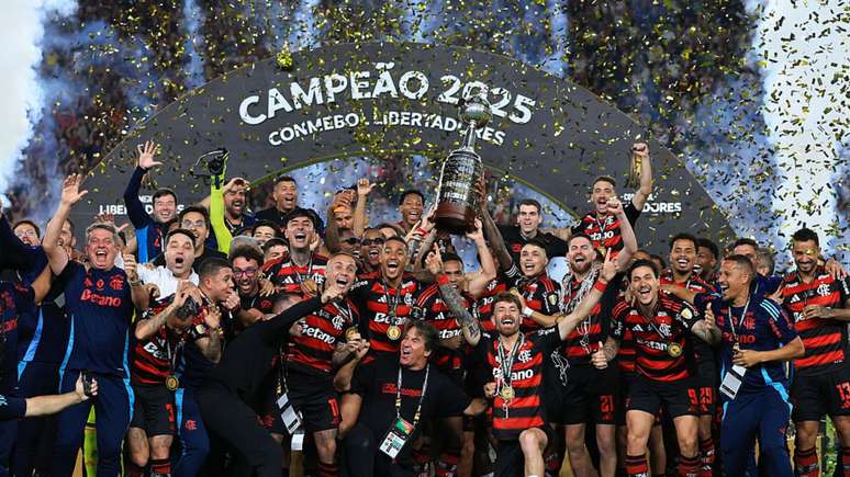 Jogadores do Flamengo com levantam taça da Conmebol Libertadores
