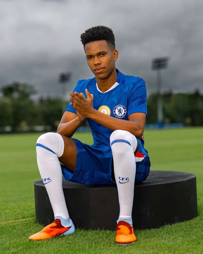 Jogador do Chelsea e da Sele&ccedil;&atilde;o Brasileira, Est&ecirc;v&atilde;o foi homenageado por novos pais em 2025