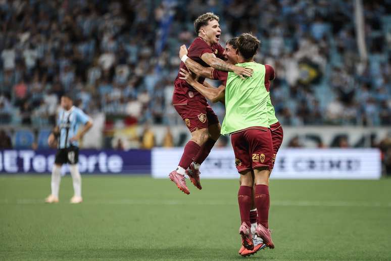 Soteldo comemorando gol com companheiros do Fluminense (FOTO: LUCAS MERÇON / FLUMINENSE F.C.)