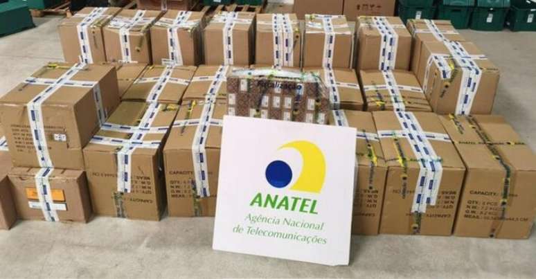 Anatel intensifica fiscalização em marketplaces e reduz número de produtos irregulares. Ação impediu a comercialização de 4.226 produtos irregulares: 2.569 no Mercado Livre, 1.325 na Shopee e 332 na Amazon