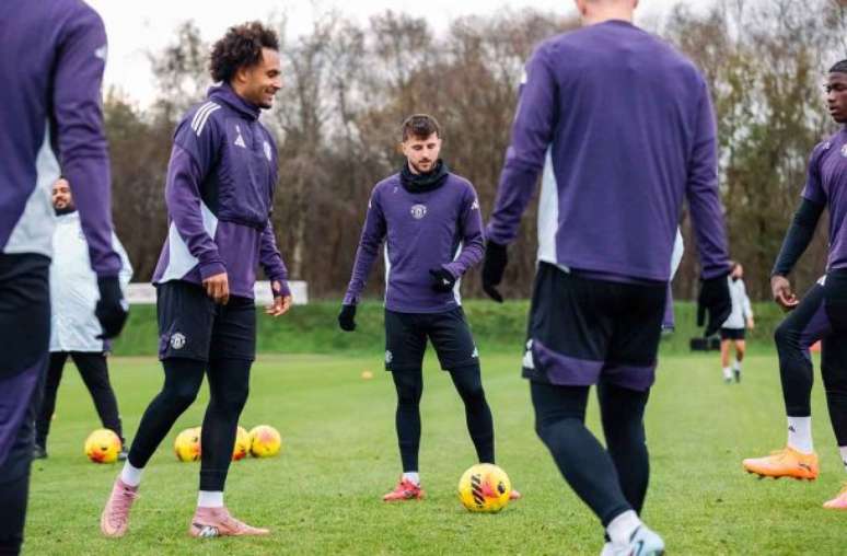 Jogadores do West Ham durante atividade de preparação antes de encarar o United na Premier League –