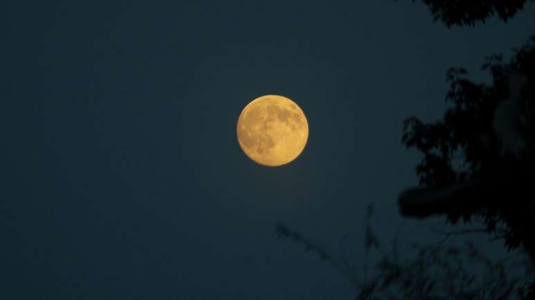 A última superlua de 2025 acontece esta semana; saiba por que ela parece maior e mais brilhante e como observar o fenômeno no céu