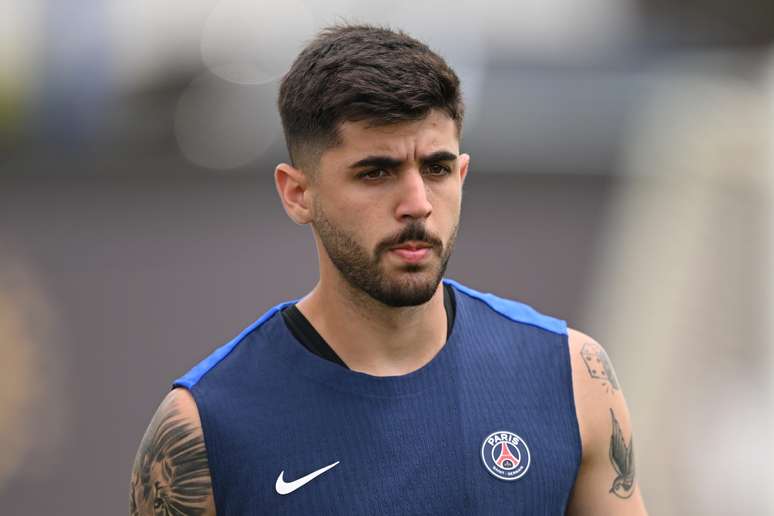 Lucas Beraldo, zagueiro do PSG não deve deixar o clube 