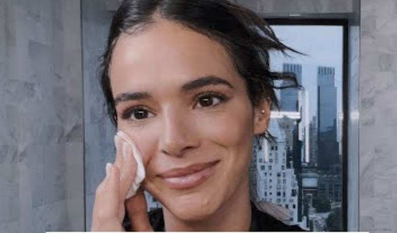 O creme em embalagem azul da Nivea é o primer perfeito para manter o corretivo na área dos olhos no lugar.