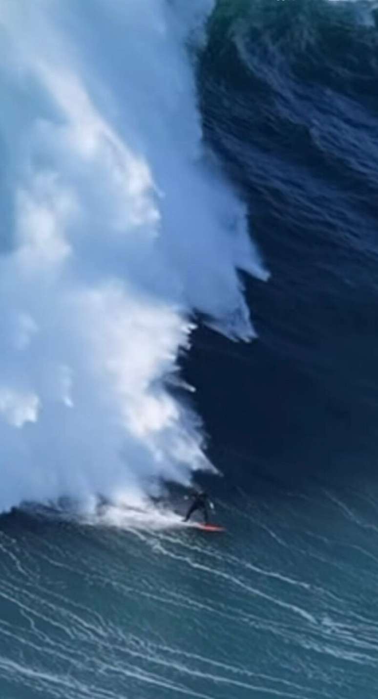 Carlos Burle sofre grave queda nas onda gigantes de Nazar&eacute;, em Portugal