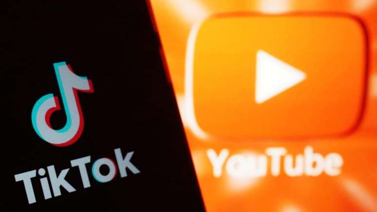 Criadores de conteúdo afirmam que vídeos no TikTok convidando o espectador a visitar canais do YouTube recebem menos visualizações. A plataforma nega qualquer manipulação neste sentido.