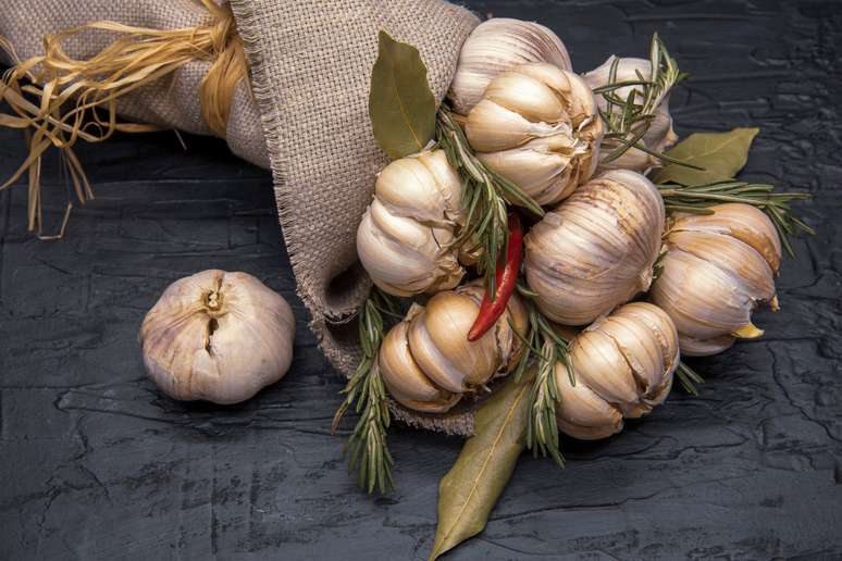 O alho é um poderoso amuleto para afastar a negatividade 