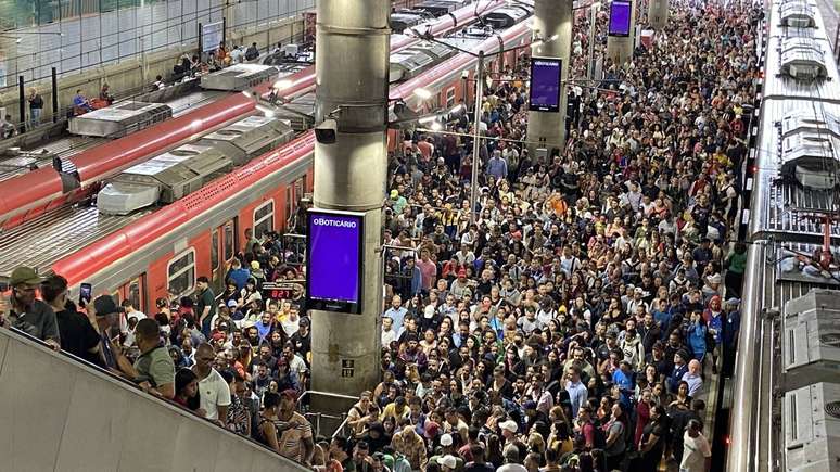 São Paulo também se apoia em uma infraestrutura que facilita esse movimento noturno. Linhas de metrô com horário estendido em dias específicos – depositphotos.com / thenews2.com