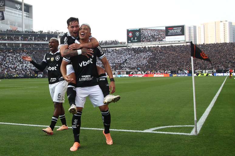 Barrera comemorando o segundo gol do Botafogo no empate com o Corinthians 