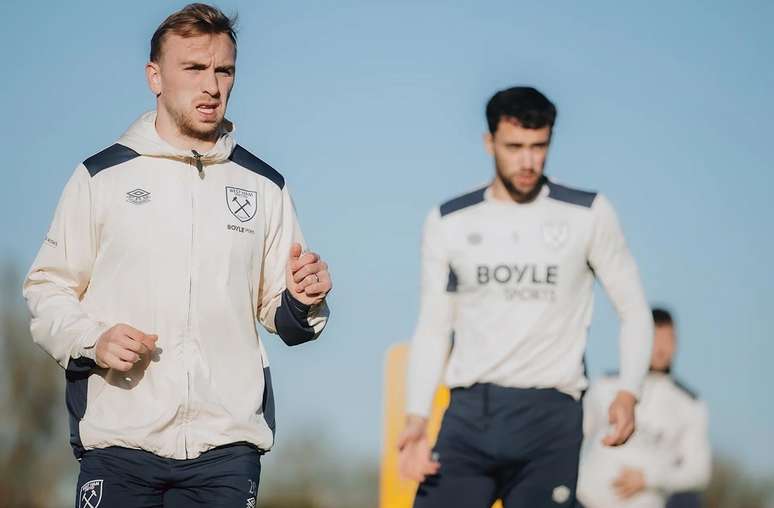 Jogadores do West Ham durante atividade de preparação antes de encarar o United na Premier League –