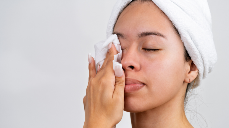 A água micelar, que ganhou popularidade nos últimos anos, ajuda a remover a maquiagem, além de combater a oleosidade e hidratar a pele