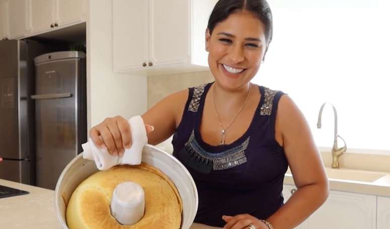 Bolo de pão de queijo de Simone Mendes: com polvilho e mussarela, essa receita é inusitada, mas fica uma delícia.