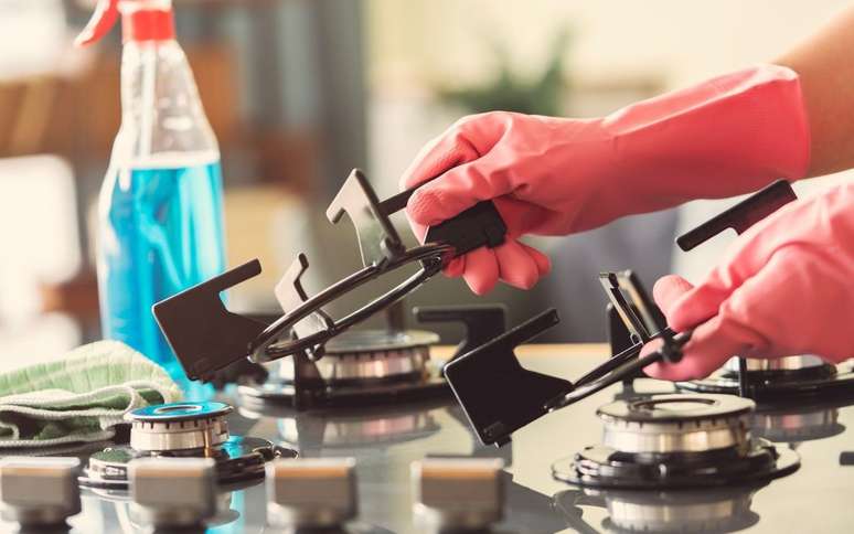 Um truque simples e baratinho que deixa fogões e panelas brilhando em segundos. /