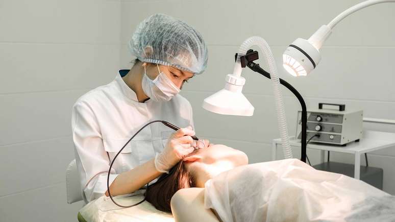 A avaliação com dermatologista é o caminho mais seguro para confirmar o diagnóstico e indicar o tratamento adequado – depositphotos.com / skvalval