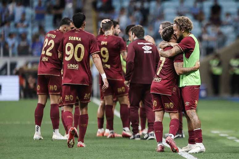 Fluminense team celebrates Sotildo’s goal with the technical staff –