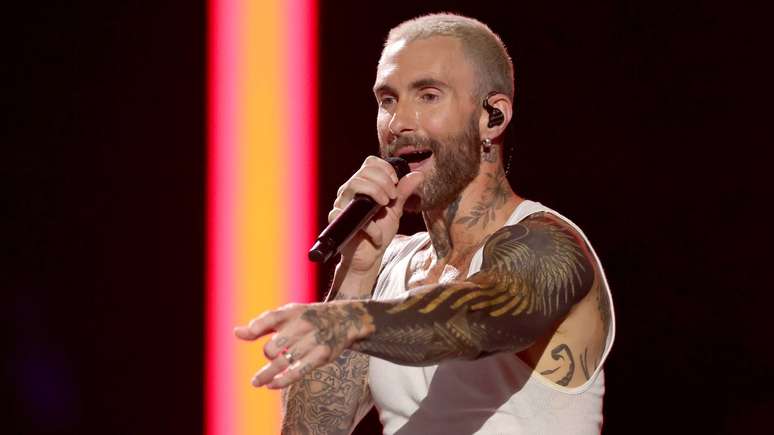 Adam Levine em show do Maroon 5 em 2025