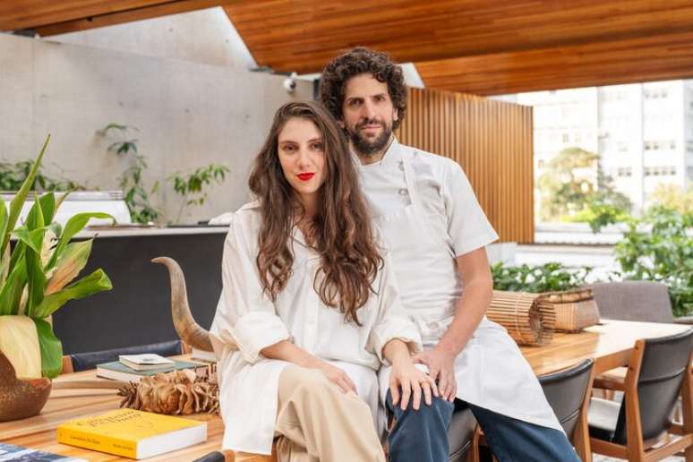 O casal formado pelo chef Ivan Ralston e Katherina Cordás comanda o restaurante Tuju, na capital paulista
