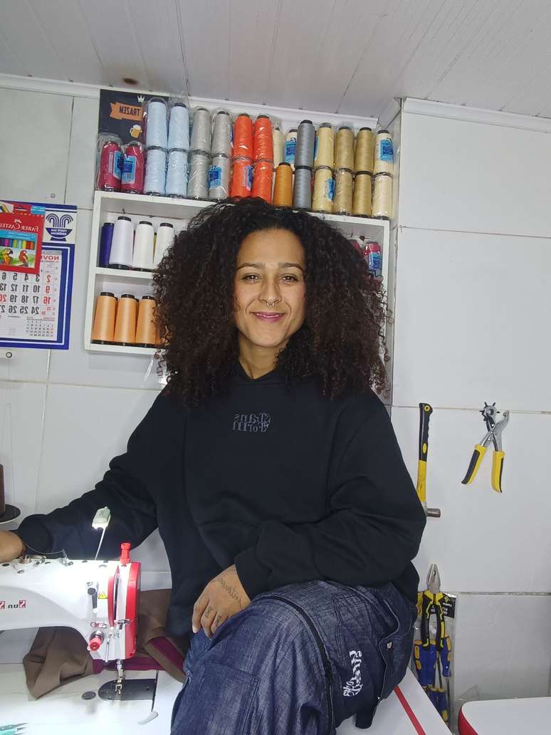 Anny Soares constrói novos tecidos com retalhões para, então, desenhar e cortar as peças no ateliê na zona sul de São Paulo.