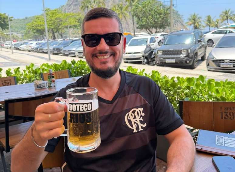 Rodrigo Bacellar comemorou título do Flamengo na Libertadores com chopp