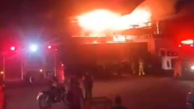 Incêndio de grandes proporções atingiu Ceasa, no RJ