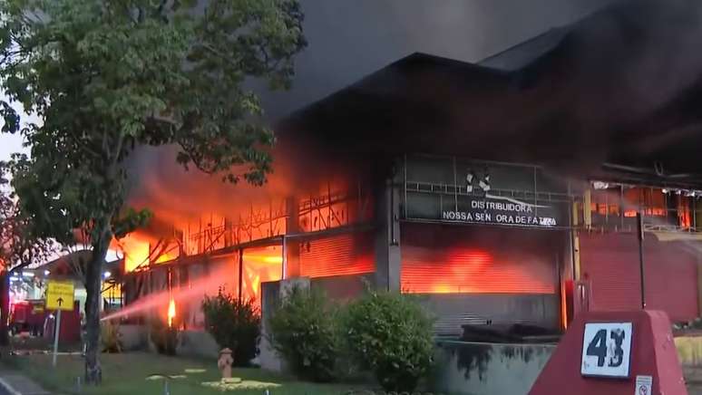 Incêndio de grandes proporções atinge Ceasa no Rio de Janeiro