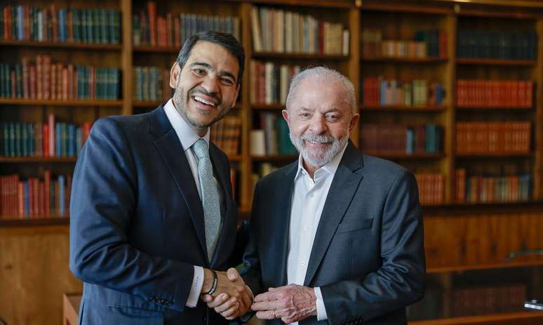 Lula stands next to Jorge Messias, Attorney General of the Federation