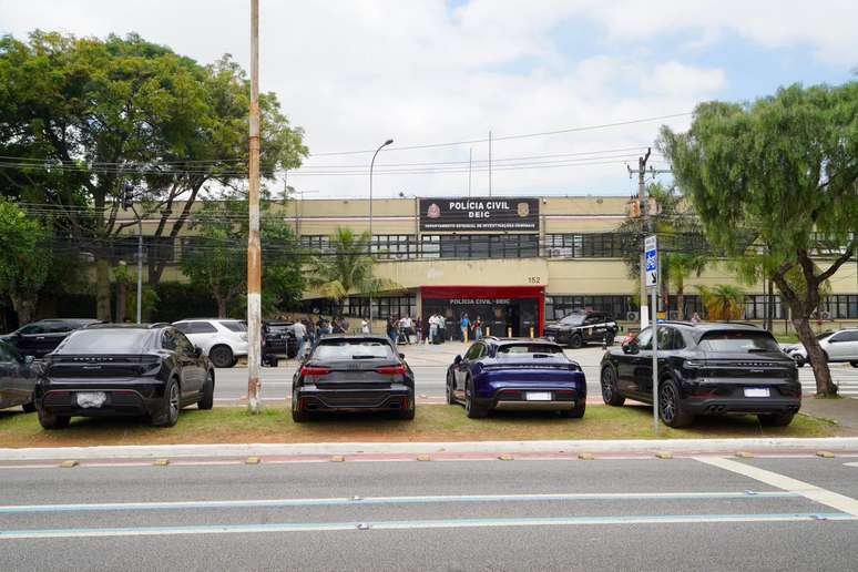 Automóveis de luxo apreendidos pela Polícia Civil na Operação Falso Mercúrio