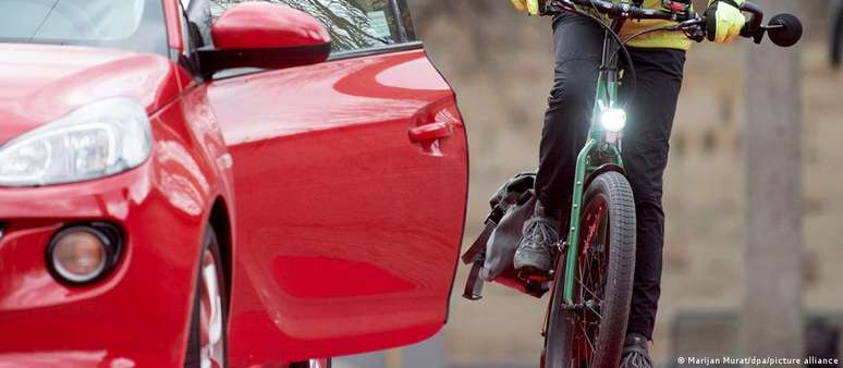 Opening the door without looking at the person coming from behind can be fatal to cyclists